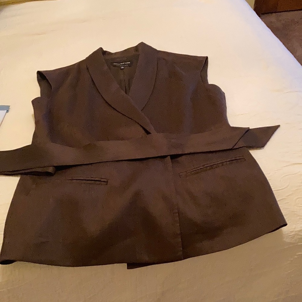Jones of New York chocolate brown linen sleeveless jacket.